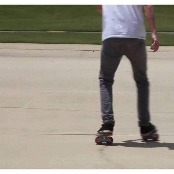 Ascot Drifting Skates Light up Wheels Blue - Picture 1 of 13